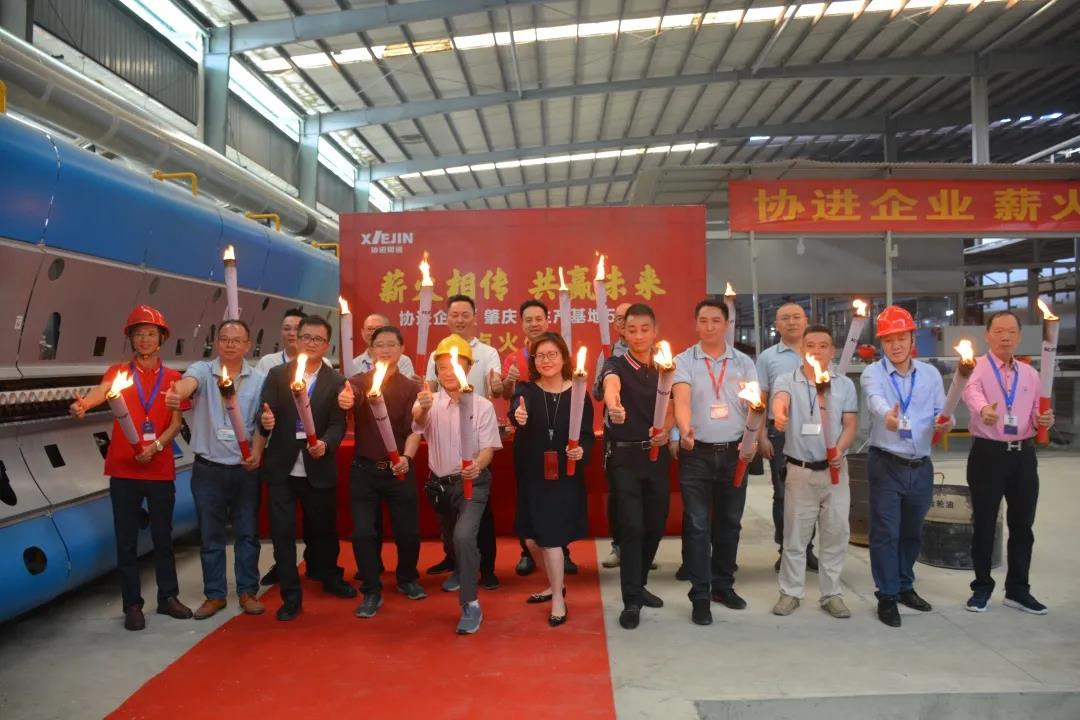 智能升級，領(lǐng)行業(yè)新未來——協(xié)進(jìn)企業(yè)肇慶生產(chǎn)基地智能巖板生產(chǎn)線順利點(diǎn)火
